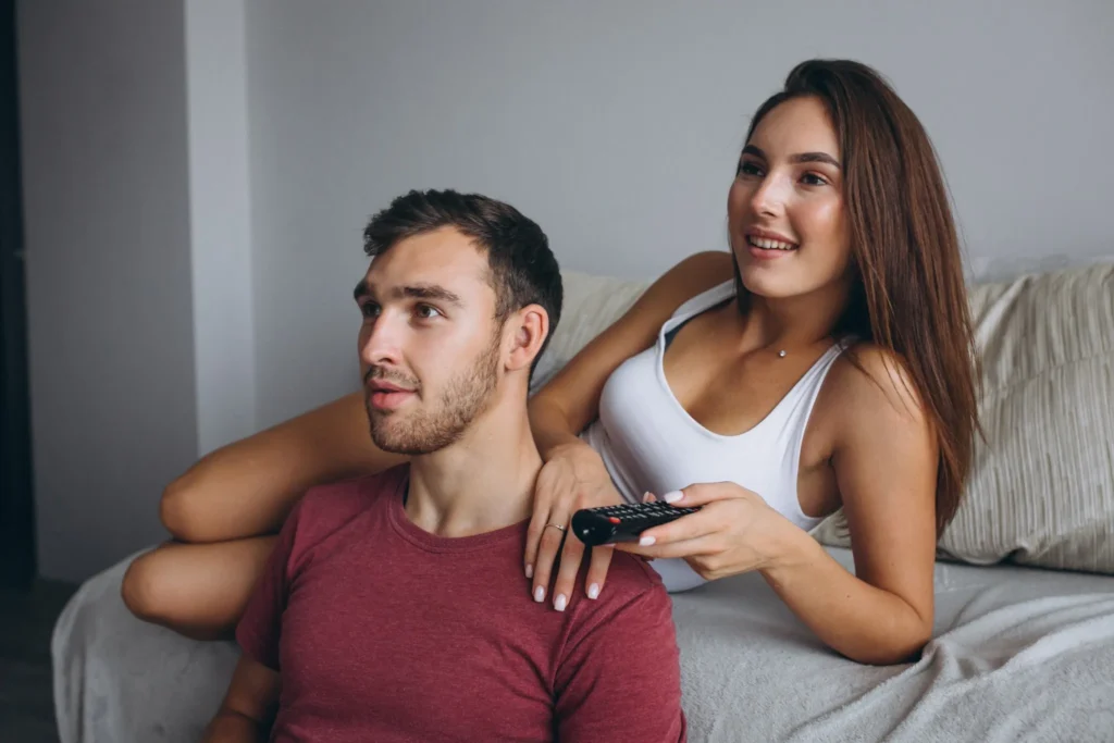 Couple regardant la television avec BIGKAST