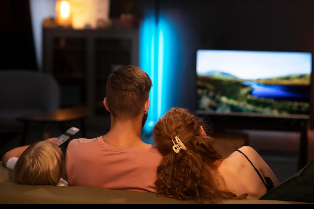 Famille regardant BIGKAST IPTV